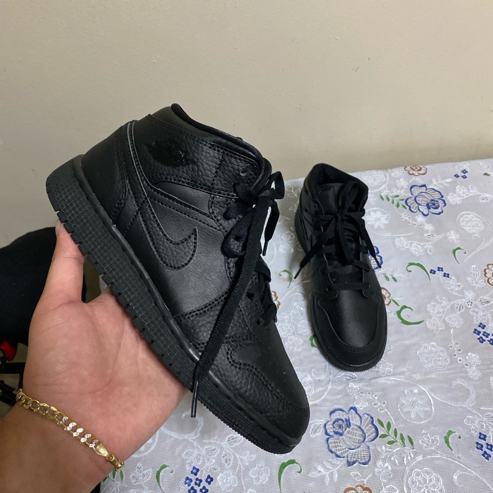 Jordan 1 mid back size 5 kids 6.5 women’s